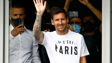 Lionel Messi salută fanii la sosirea la Paris.