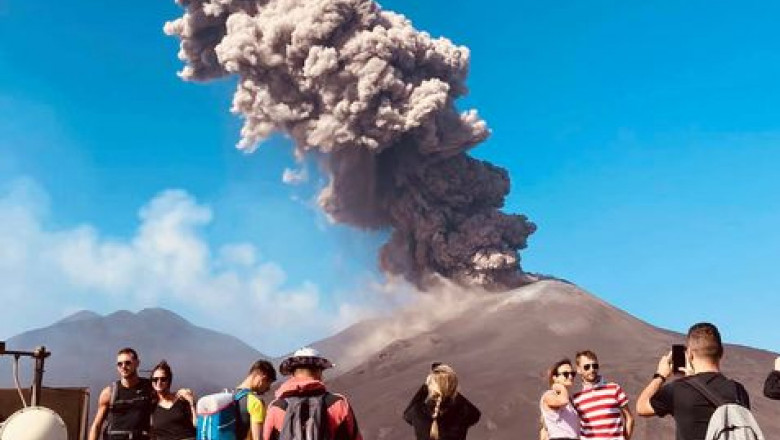 vulcanul etna fotografiat de turisti