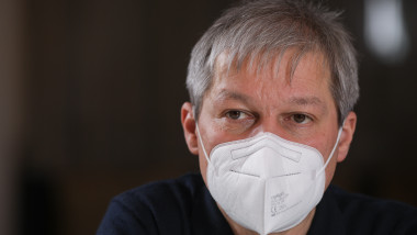Dacian Cioloș cu mască de protecție.