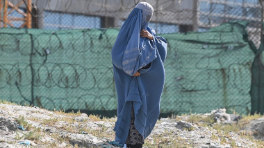 femeie cu burka se plimbă prin kabul