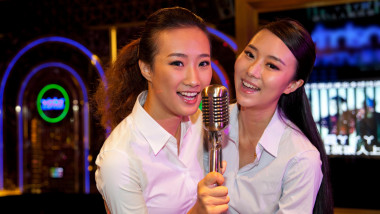 doua fete din china care canta la karaoke