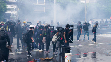 protestatari cu scuturi în Thailanda, în timpul protestelor anti-guvernamentale din august 2021, din cauza gestionării defectuoase a pandemiei de coronavirus