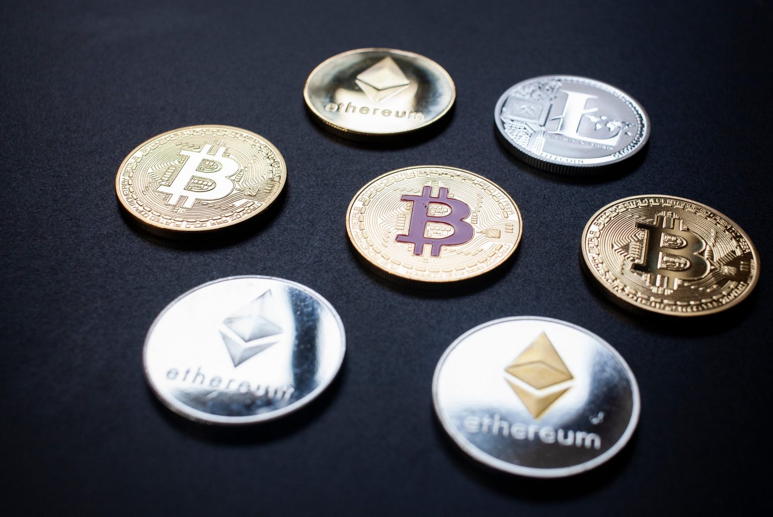 Valoarea de piaţă a tuturor criptomonedelor a coborât sub 1.000 de miliarde de dolari