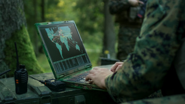 militarii în operațiune cu o hartă
