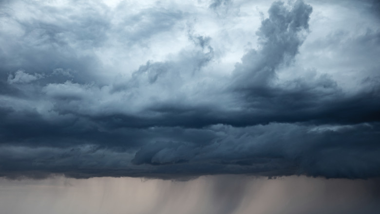 Meteorologii au emis noi coduri galben și portocaliu. Ploile strică weekendul celor care voiau să meargă la mare sau la munte