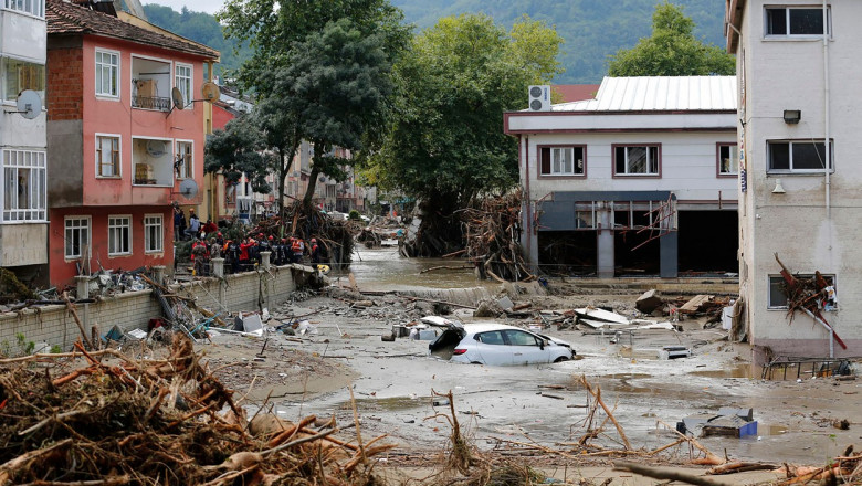 Mașină scufundată într-un oraș lovit de inundații puternice în Turcia