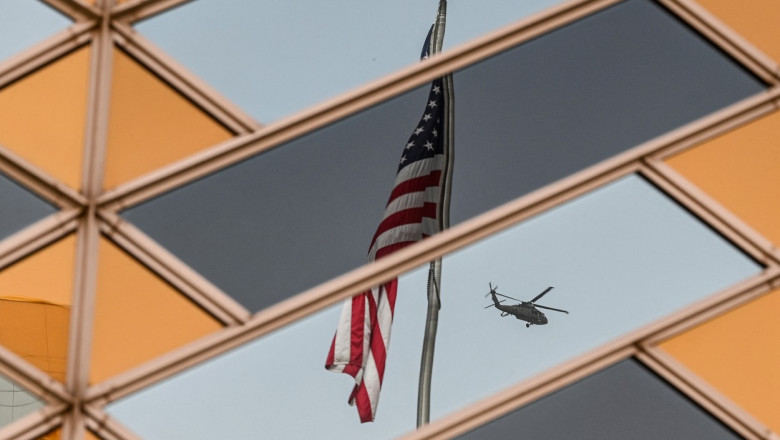 Imaginea unui steag american în geamurile ambasadei SUA din Kabul.