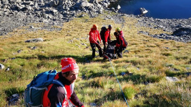 Salvatorii montani au reușit să recupereze un turist și să scoată corpul decedat al altuia dintr-o zonă greu accesibilă