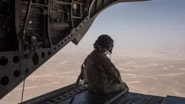 Soldat american într-un avion militar deasupra Afganistanului