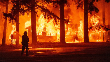 Pompier încearcă să stingă un incendiu puternic în SUA