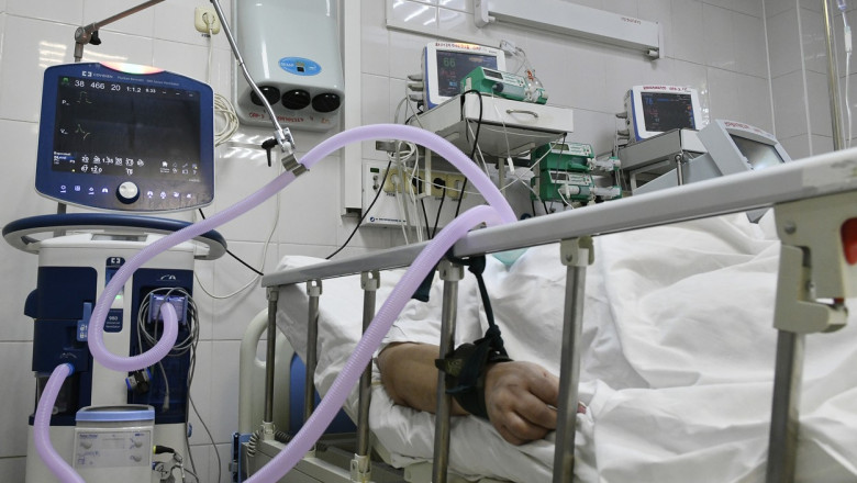 pacient cu covid intubat la un spital din Rusia în august 2021