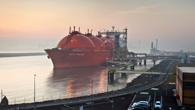 Navă care transportă gaze naturale lichefiate, acostată în portul Rotterdam din Olanda.