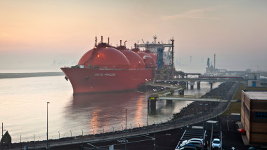Navă care transportă gaze naturale lichefiate, acostată în portul Rotterdam din Olanda.