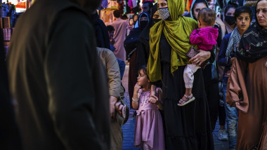 femei si copii in bazarul din kabul