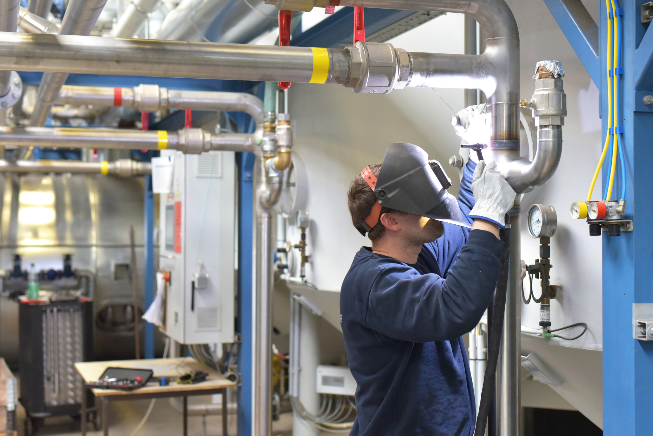 Prețurile din industrie au crescut cu aproape 50% într-o lună. Doar în industria energetică, majorarea e de 131% în ultimul an