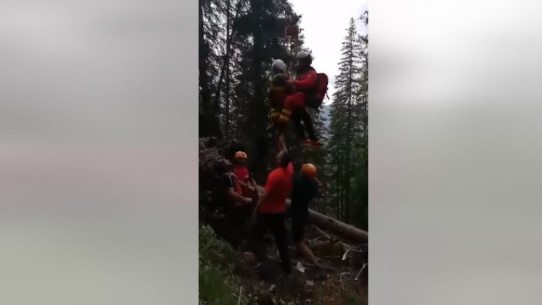 Turist salvat cu elicopterul de pe munte.