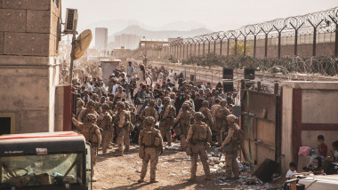 militari americani de paza la intraraea pe aeroport kabul, tin pe loc mii de afgani care vor sa ajunga la avion