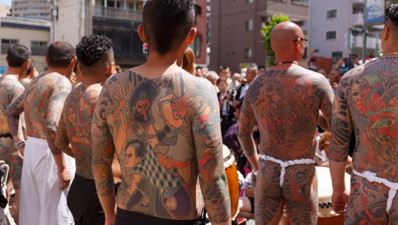 membrii unui clan yakuza adunați pe străzile din Tokyo pentru a-și arăta tatuajele