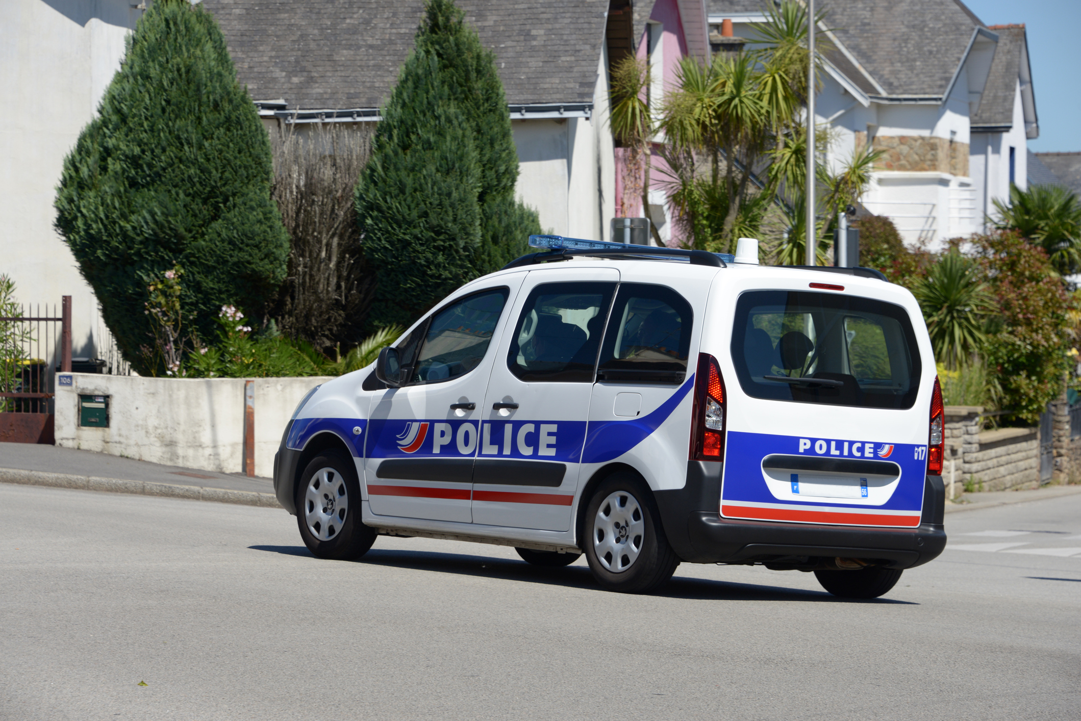 Noi tensiuni în Franța după moartea unui adolescent care a intrat cu motocicleta într-o mașină a poliției. Guvernul face apel la calm