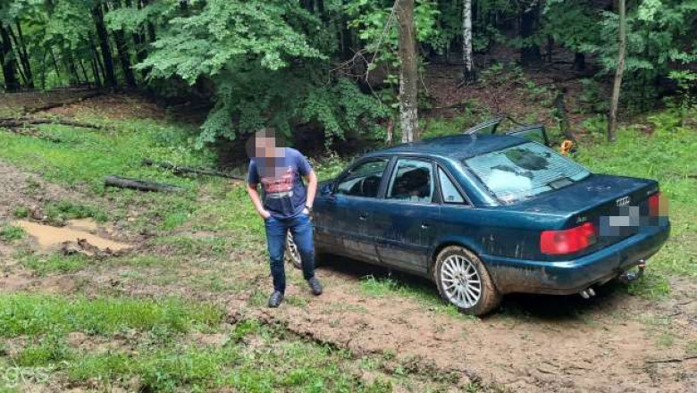 Patru turişti maghiari au rămas blocaţi pe un drum forestier din Argeș