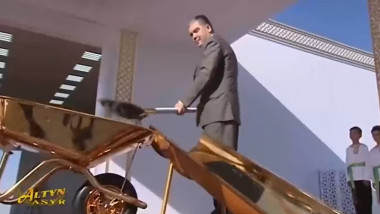Președintele Turkmenistanului, Gurbangulî Berdîmuhamedov, a inaugurat un șantier folosind o lopată și o roabă din aur