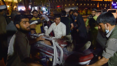 ranitii in explozia de la kabul sunt dusi la spital