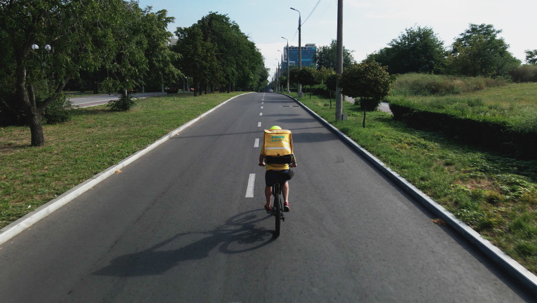 curier cu bicicleta pe strada