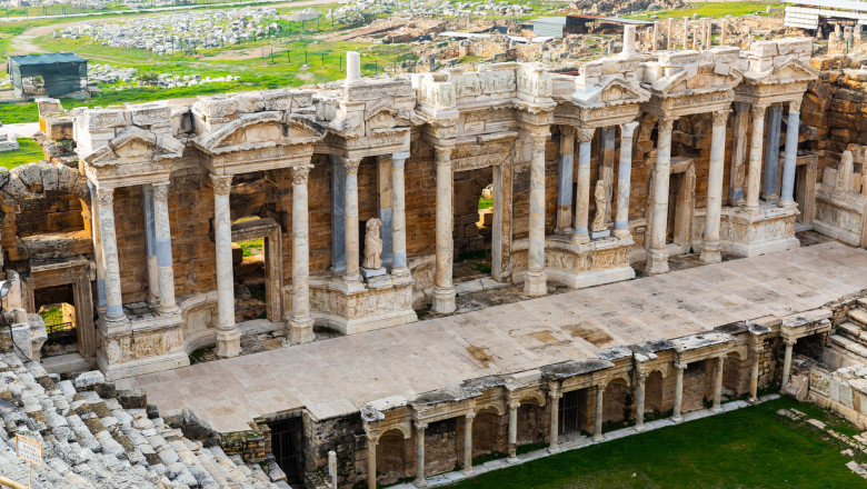 Ruinele orașului antic Hierapolis.