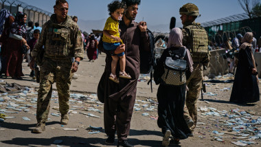 afgani si razboi cu copil in brate