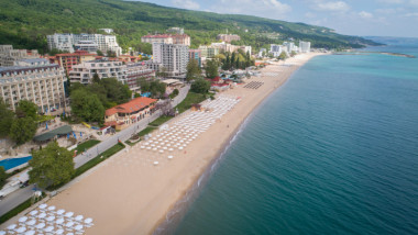 plaja si nisip intr-o statiune din bulgaria