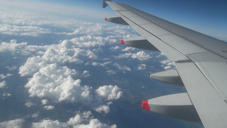 aripa de avion deasupra norilor