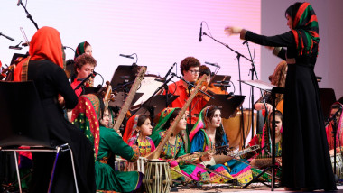 muzicieni afgani, majoritatea femei, pe o scena