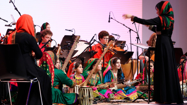 muzicieni afgani, majoritatea femei, pe o scena