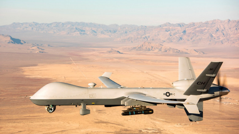drona MQ-9 deasupra unui desert