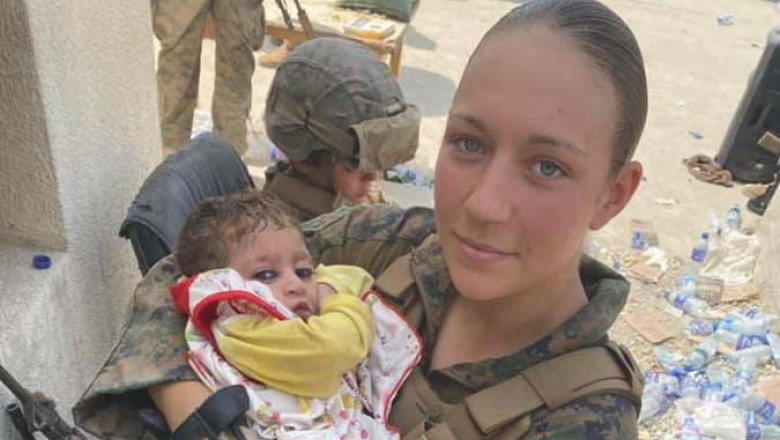 Nicole Gee ținând un bebeluș afgan în brațe, pe aeroportul din Kabul