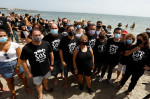 A platform in defense of the Mar Menor organizes a human chain to mourn the salt lake