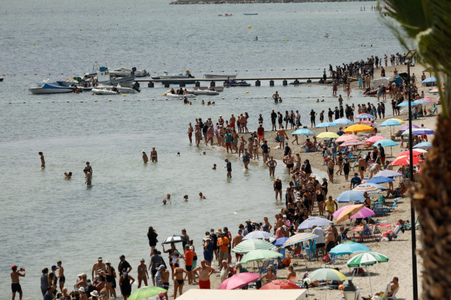 A platform in defense of the Mar Menor organizes a human chain to mourn the salt lake