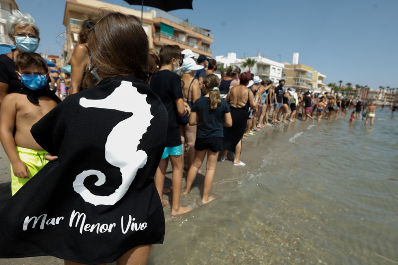 A platform in defense of the Mar Menor organizes a human chain to mourn the salt lake