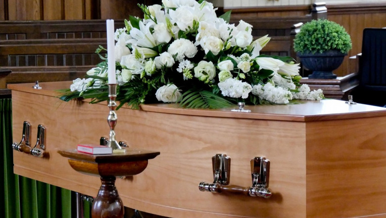 sicriu acoperit cu flori albe pe el depus la o capela funerara