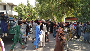 talibani in kabul cu arme pe strazi