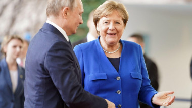 Angela Merkel dă mâna cu Vladimir Putin