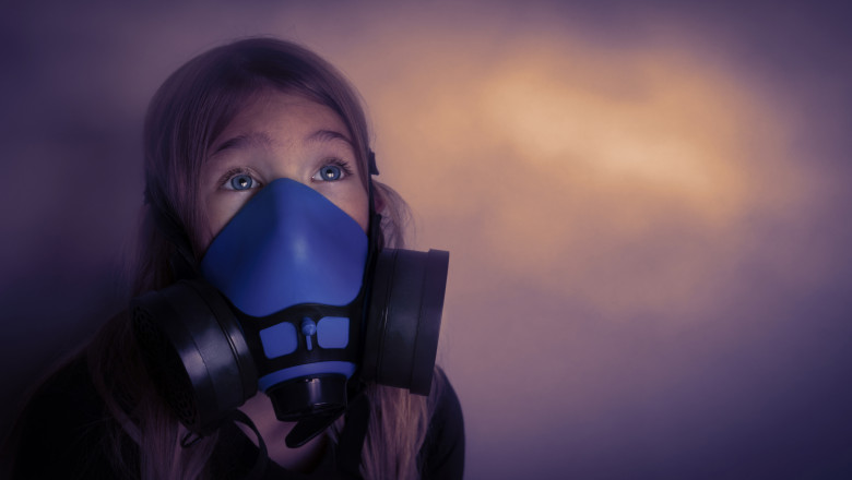 copil cu masca contra poluarii aerului