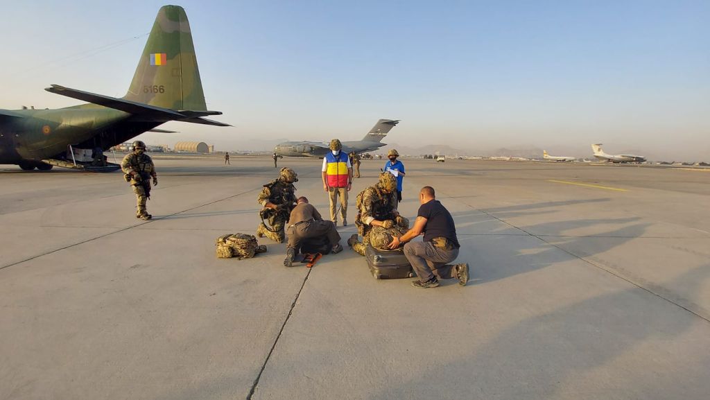 evacuare-roman-afganistan-avion-MAPN4