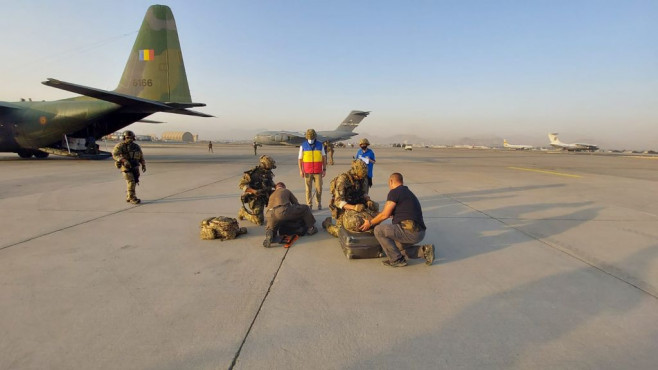 evacuare-roman-afganistan-avion-MAPN4