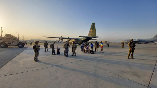 evacuare-roman-afganistan-avion-MAPN3
