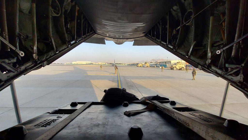 evacuare-roman-afganistan-avion-MAPN2