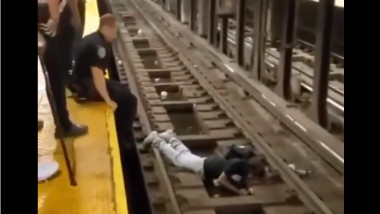bărbat cazut pe șinele de metrou