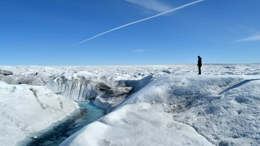 Apă lichidă formată care curge ca un râu în zona glaciară a Groenlandei