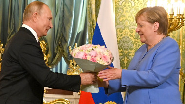 Angela Merkel primește un buchet de flori de la Vladimir Putin în ultima sa vizită oficială la Moscova.