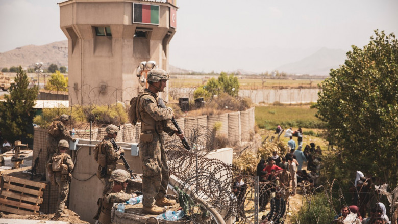 Militari americani asigură securitatea aeroportului din Kabul.